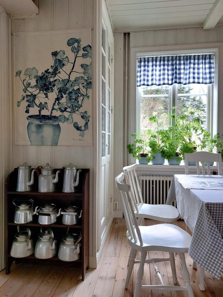 Wallhanging Blue Geranium
