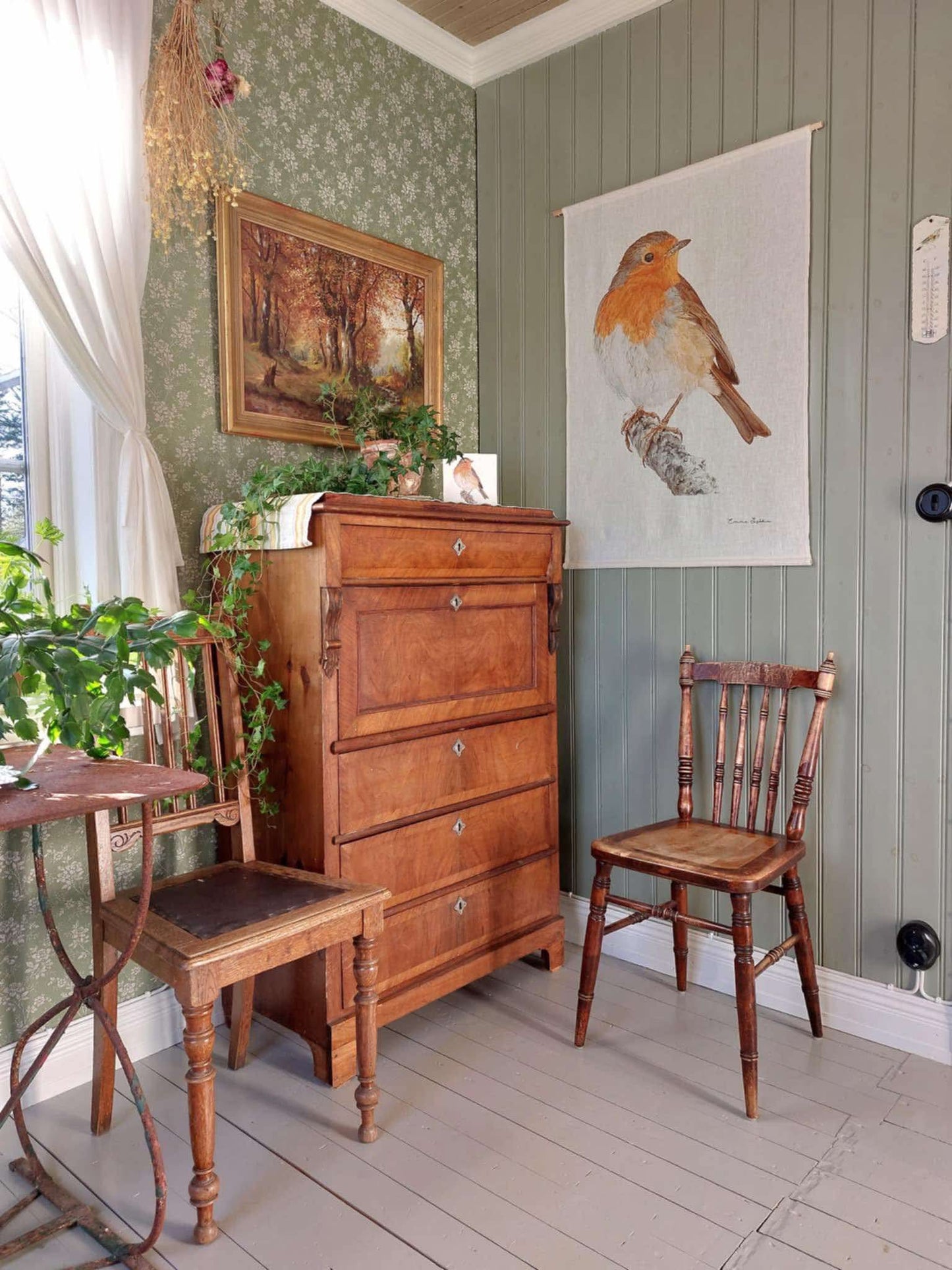 Wallhanging Red Robin