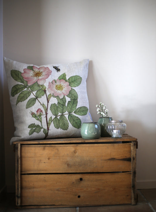 Cushion Wild Rose/Bumblebee